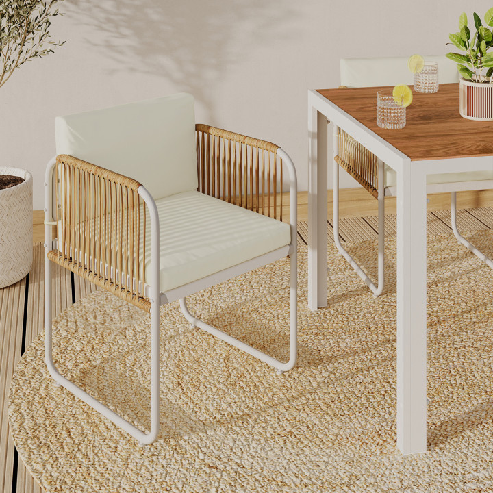 Set di 4 sedie con struttura in metallo bianco, cordoncino effetto rattan chiaro e cuscini beige