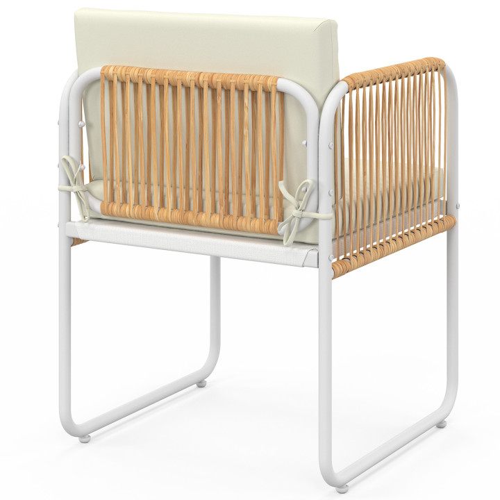 Set di 4 sedie con struttura in metallo bianco, cordoncino effetto rattan chiaro e cuscini beige