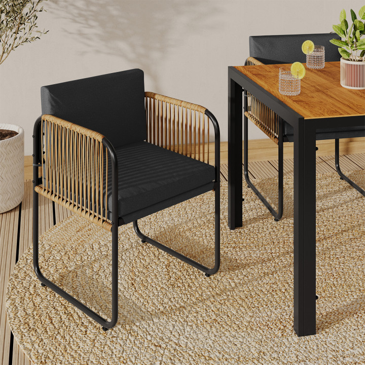 Set di 4 sedie da giardino con struttura in metallo nero, cordoncino effetto rattan chiaro e cuscini neri - RIO | IdMarket