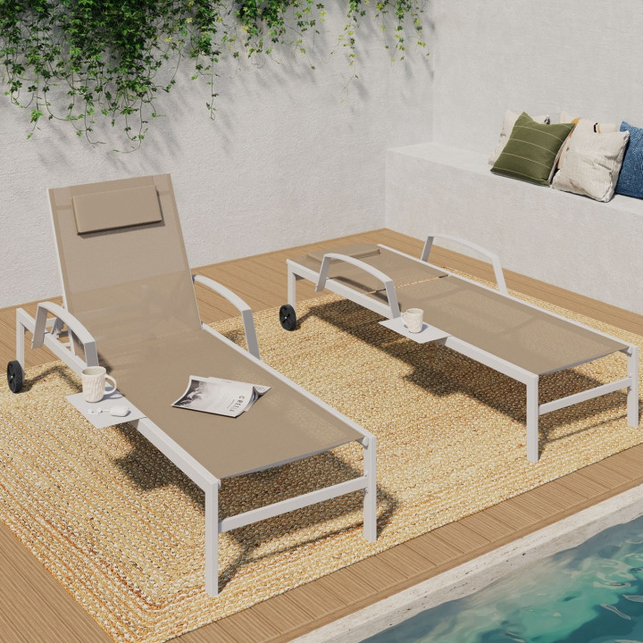 Set di 2 lettini da giardino reclinabili con ripiani in acciaio bianco e tessuto beige - JAVA | IdMarket