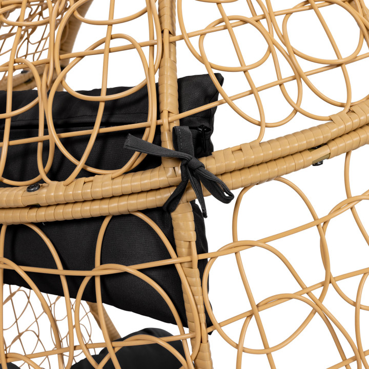 Poltrona sospesa a forma di uovo in rattan con cuscino nero | ID Market
