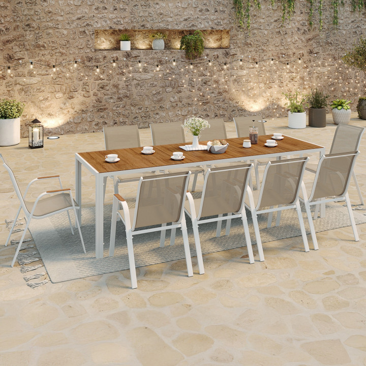 Set di mobili da giardino con piano in vetro temperato effetto legno da 240 cm e 10 sedie impilabili in legno e bianco - NOUMEA