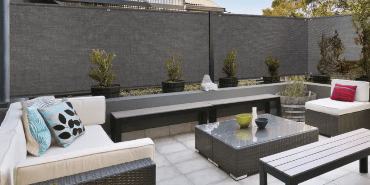 Come si monta uno schermo per la privacy su una parete?