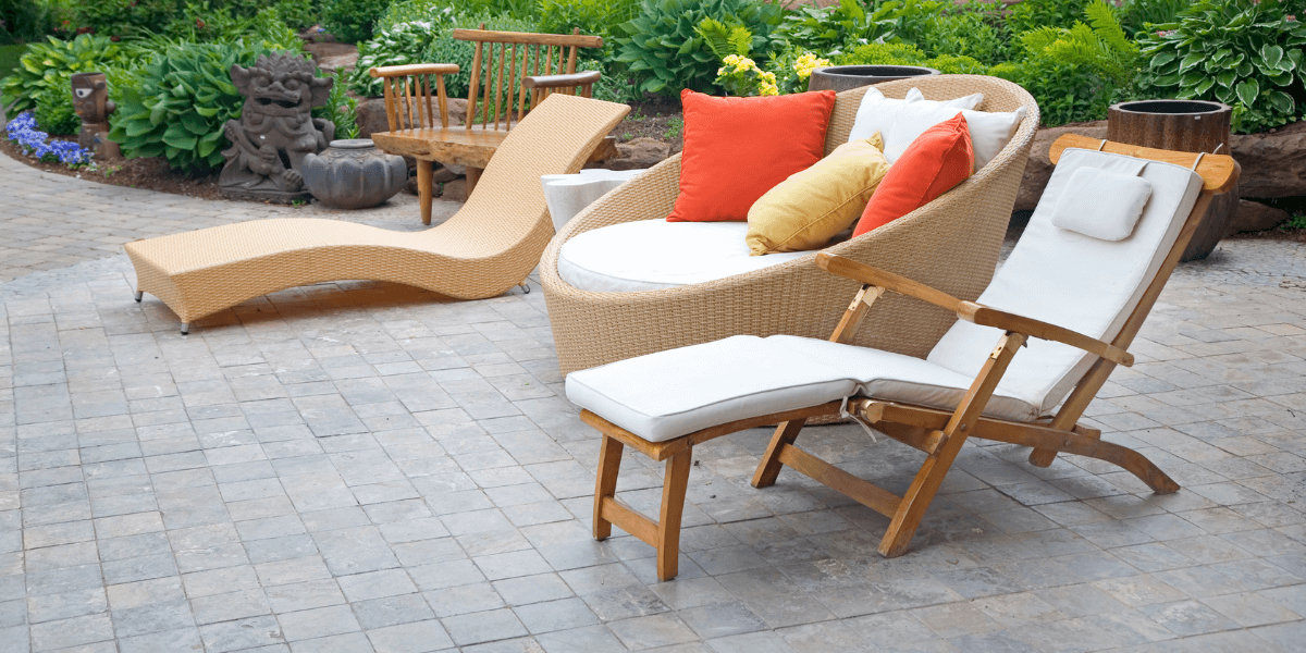 Come si effettua la manutenzione dei mobili da giardino in plastica?