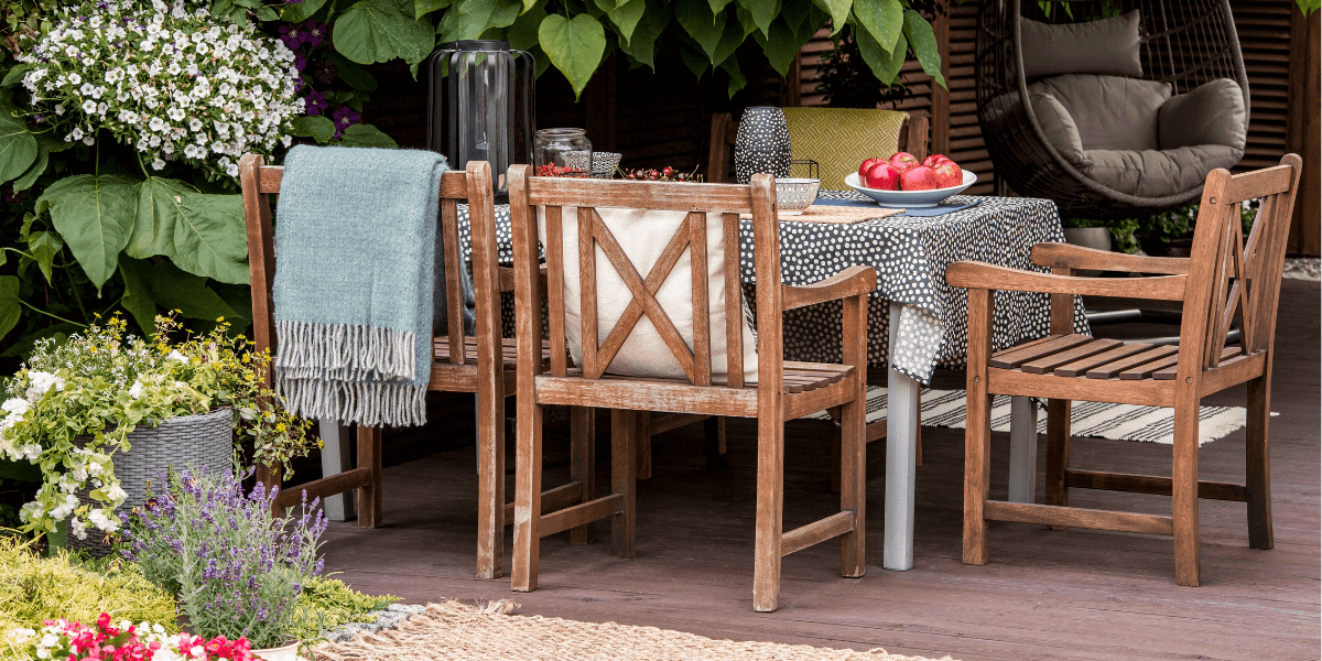 Come si proteggono i mobili da giardino?