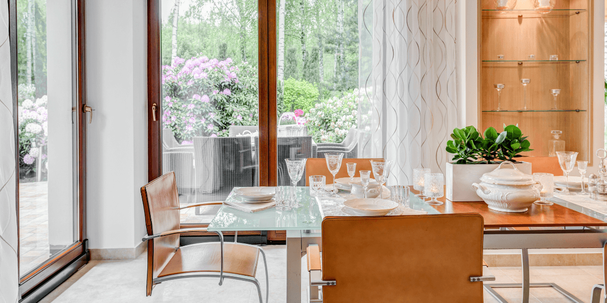 Quale materiale scegliere per il piano del tavolo?