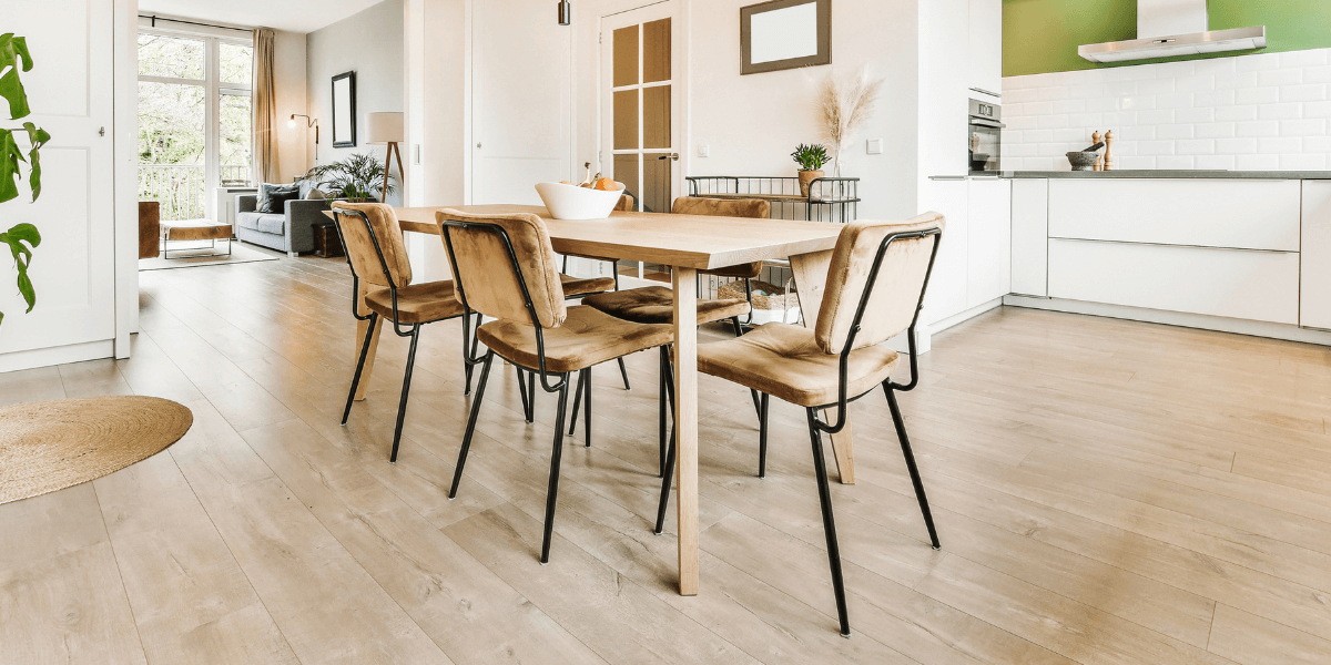 Come devono essere disposti gli ospiti intorno al tavolo?