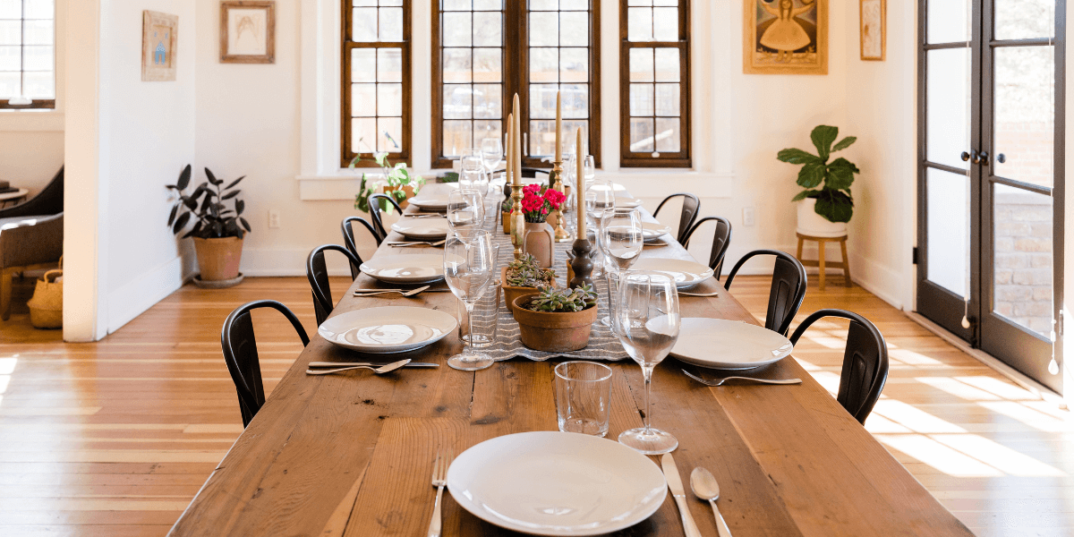 Come si inserisce un tavolo da pranzo in un soggiorno piccolo?