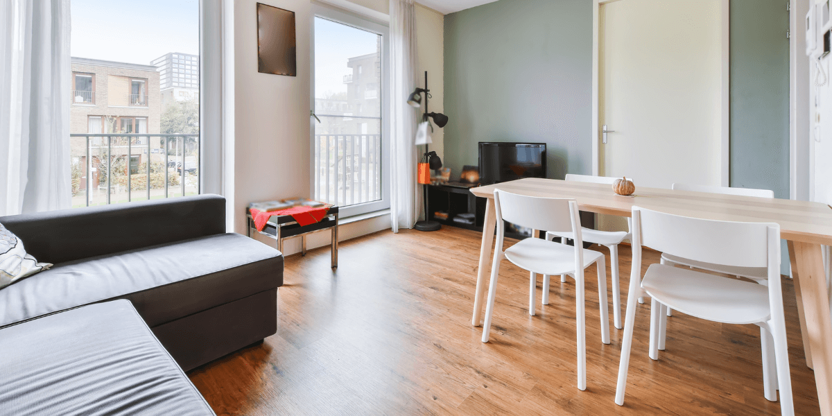 Cosa scegliere: sedie a tinta unita o sedie non abbinate?