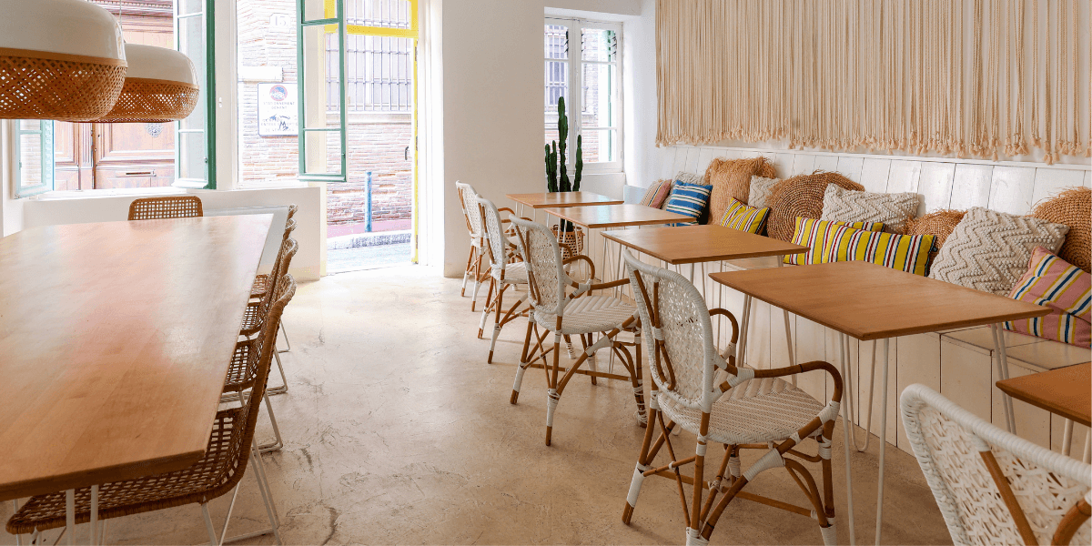 Cosa scegliere: sedie con o senza braccioli?