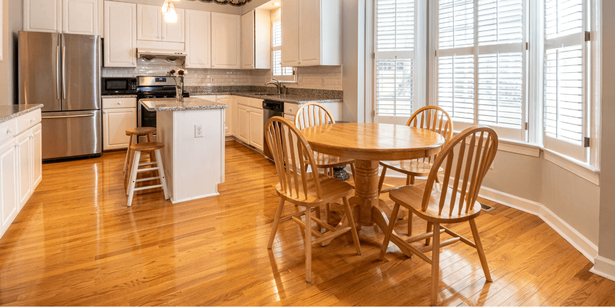 Quale sedia abbinare a un tavolo industriale?