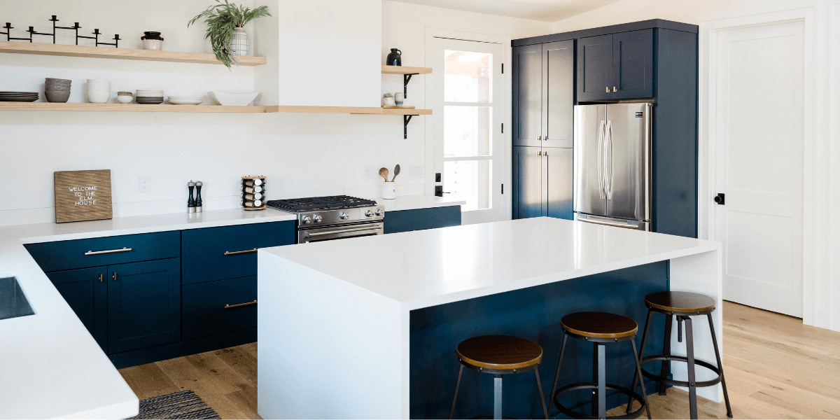 Come si regola l'altezza di un tavolo con piedistallo?