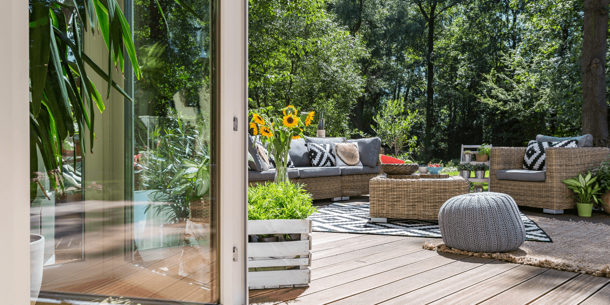 Come vanno disposti i mobili da giardino su una terrazza?