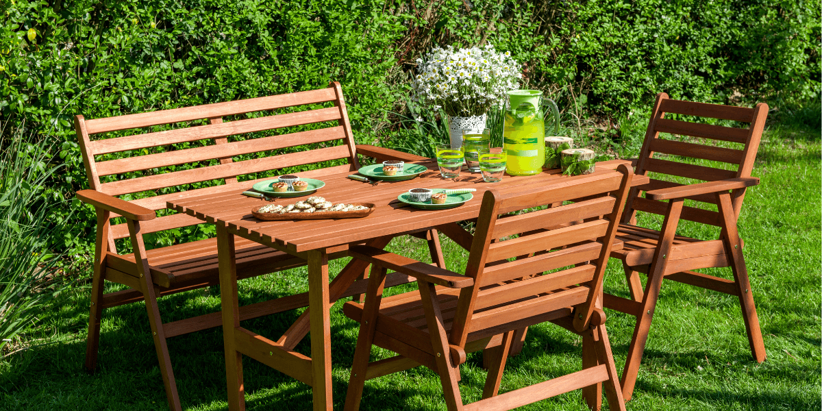 Come si puliscono le sedie da giardino?