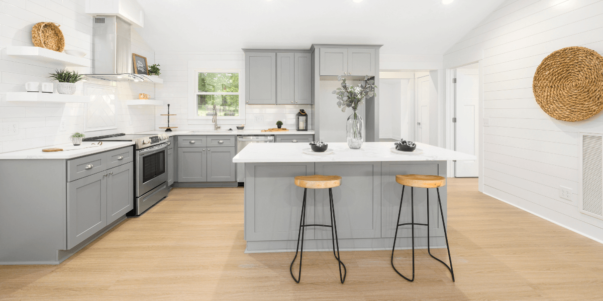 Che altezza di sgabello devo usare per un'isola centrale della cucina?