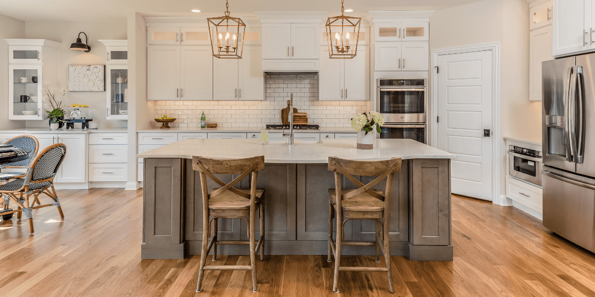 Come si organizza la cucina attorno a un'isola centrale?