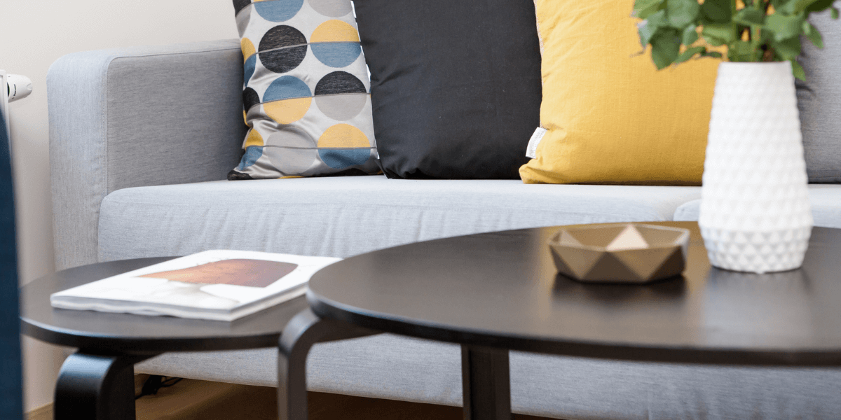 Risparmiare spazio: come scegliere il giusto tavolino con contenitore?