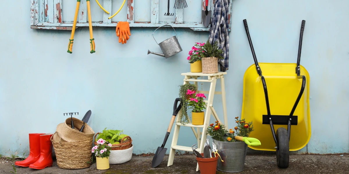 Come riporre gli attrezzi da giardino quando si ha poco spazio?